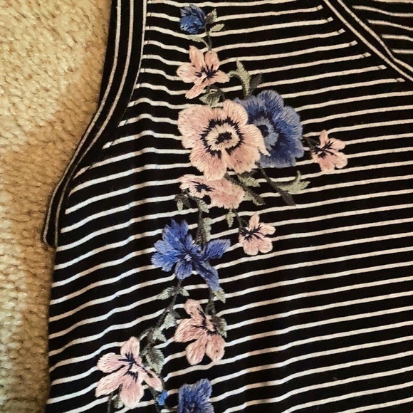 AEO embroidered tank top - Picture 2 of 3